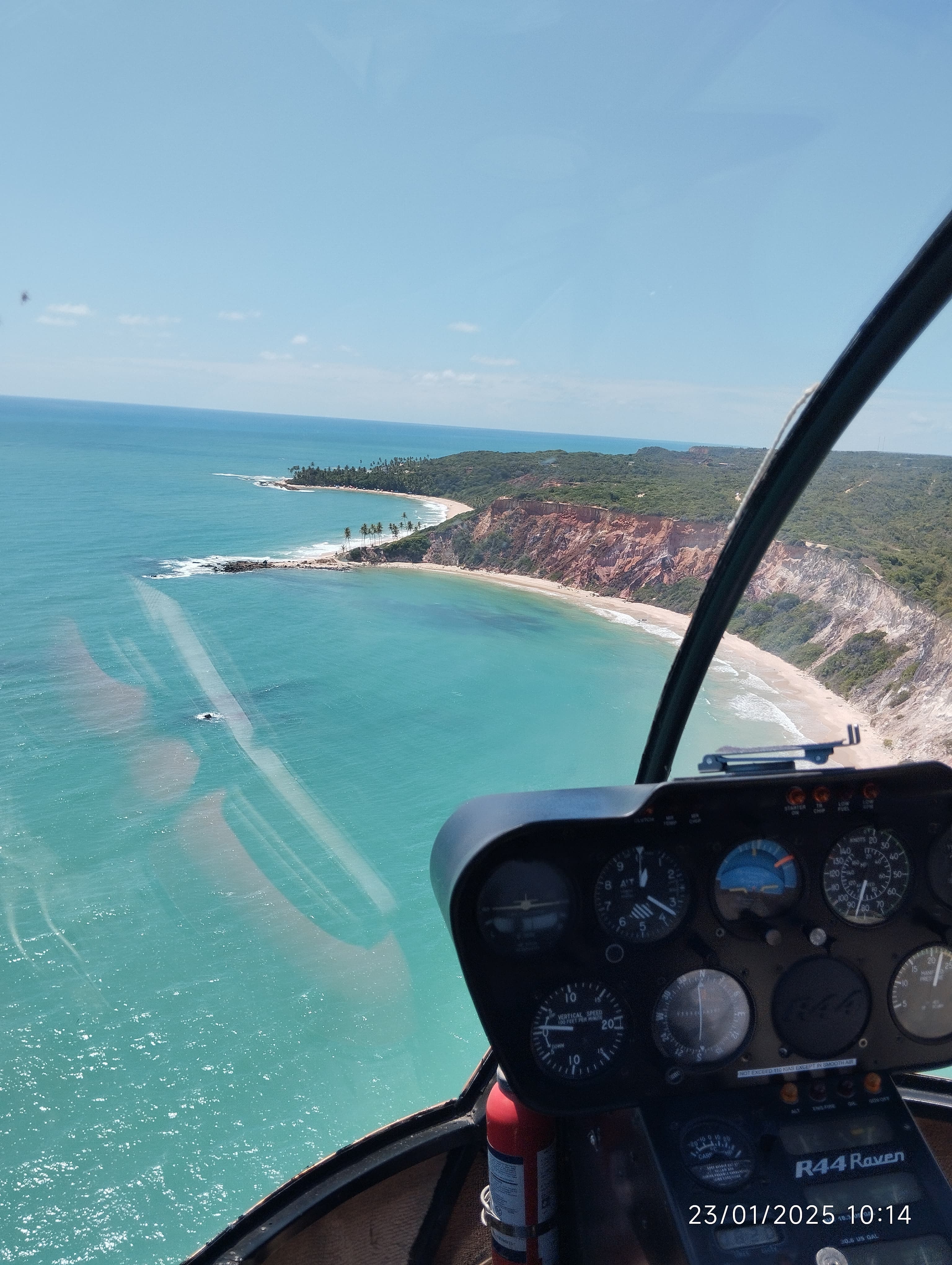Hélicoptero voando sobre o litoral